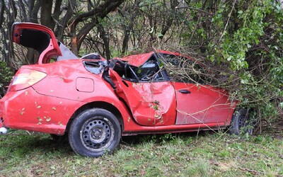 FOTO: Z auta pri Trnave zostal šrot. Polícia nemohla uveriť, že pasažieri prežili