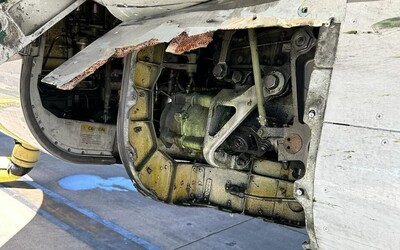 FOTO: Z kontroverzního boeingu za letu odpadl vnější plášť. Na palubě se nacházelo přes 140 lidí