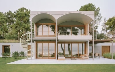 FOTO: Z opuštěné vily ze 70. let na pobřeží Řecka udělali architekti kouzelné místo. Šikovně jí vdechli moderní duši