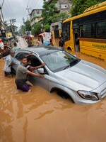 FOTO: Záplavy v Indii a Bangladéši připravily o život desítky lidí, pod vodou jsou miliony domů