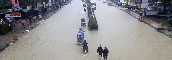 FOTO: Záplavy v Indii a Bangladéši připravily o život desítky lidí, pod vodou jsou miliony domů
