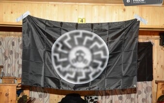 FOTO: Žilinská polícia zadržala 18-ročného extrémistu. Pri prehliadke zaistili množstvo dôkazov