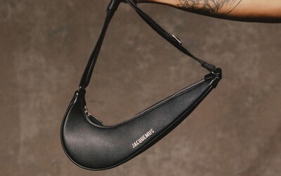 FOTO: Značky Jacquemus a Nike opět spojily síly a vytvořily Swoosh Bag. Kožená kabelka stojí přes 10 tisíc