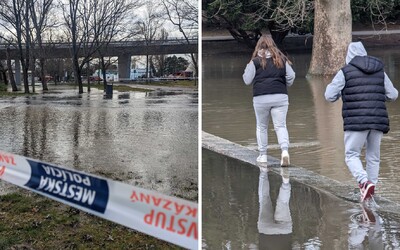 FOTO: Známy park pri centre Bratislavy dnes zatopilo. Sad Janka Kráľa rozdelila voda na dve polovice