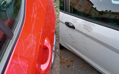 FOTO: Zvolenčanov trápi fantóm, ktorý poškodzuje autá. Môže za to zlá parkovacia politika, myslia si
