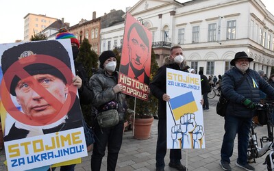 FOTO a VIDEO: Slováci protestujú proti vojne na Ukrajine. Vo viacerých mestách ľudia pochodujú za mier a prejavujú solidaritu