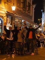 FOTOGALÉRIA: Bratislavčania vo veľkom oslavovali v uliciach. Takto vyzerala prvá noc v baroch po zákaze vychádzania