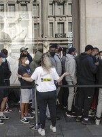 FOTOGALERIE: V Británii otevřeli po třech měsících kamenné obchody s oblečením. Lidi ovládla nákupní horečka