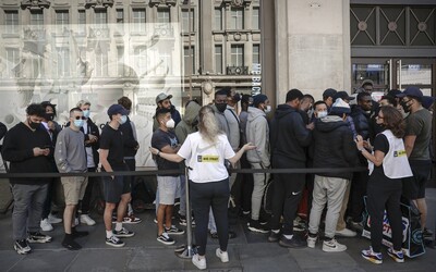 FOTOGALERIE: V Británii otevřeli po třech měsících kamenné obchody s oblečením. Lidi ovládla nákupní horečka