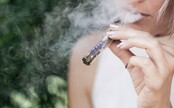 Fajčiari si poriadne priplatia. Vláda zdaní elektronické cigarety aj nikotínové vrecúška