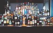 Falošný alkohol spôsobuje na Slovensku obrovské problémy. Štát prišiel o 18 miliónov a pracovné miesta