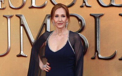 Fanoušci hodlají bojkotovat nový seriál o Harrym Potterovi. J. K. Rowling na to reaguje sarkastickým vzkazem