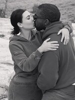 Fanúšikovia zasypali Kim Kardashian vulgarizmami pod fotkou s Kanyem Westom, post musela vymazať
