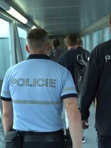 Fatální domácí porod v sektě v Plasích má dohru. Policie teď zadržela jejího vůdce