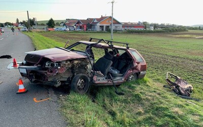 Felicia plná lidí bourala na Kroměřížsku. Pět lidí je zraněných, jedna osoba zemřela