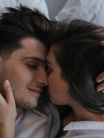 Fenomén love bombing: „Priateľ ma zasypával darmi, ale nemala som slobodu a ani voľný čas bez neho,“ hovorí Laura