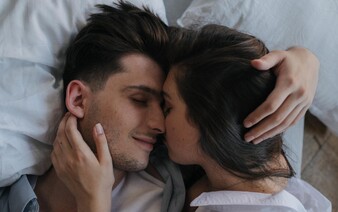 Fenomén love bombing: „Přítel mě zasypával dary, ale neměla jsem svobodu ani volný čas bez něj,“ říká Laura