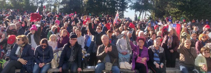 Ficov protest v Rimavskej Sobote: mávanie čapicami ako od Trumpa, urážanie vlády aj prezidentky, recitovanie a spev napriek zákazu