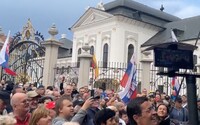 Ficov protivládny protest má väčší úspech online, seniori bučia na prezidentku