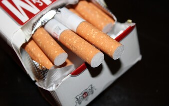 Finančná správa odhalila nelegálny sklad cigariet pri Košiciach. Zaistili milióny cigariet a tony tabaku