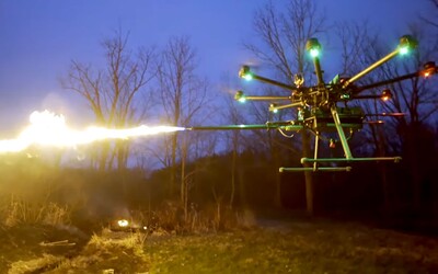 Firma představila dron s plamenometem, který zasáhne cíl do 7,5 metru. Koupit si ho budeš moci i ty