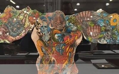 Firma preparuje tetování zesnulých a vyrábí z nich upomínkové předměty pro pozůstalé