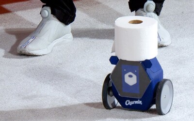 Firma ukázala senzor, ktorý varuje pred zápachom na tvojom WC a robota nosiaceho toaletný papier