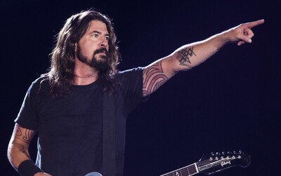 Foo Fighters odehráli emotivní koncert na počest zesnulého Taylora Hawkinse. Zpěvák Grohl neudržel slzy