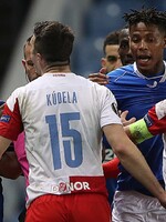 Fotbaloví hooligans rasisticky uráží Glena Kamaru, který zbil hráče Slavie Praha