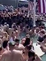 Fotka přeplněné bazénové party obletěla svět. Nyní se ukázalo, že jeden z návštěvníků má koronavirus