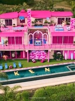 Foto: Airbnb nabízí noc zadarmo v růžovém barbie domečku v Malibu. Hostit tě bude ken