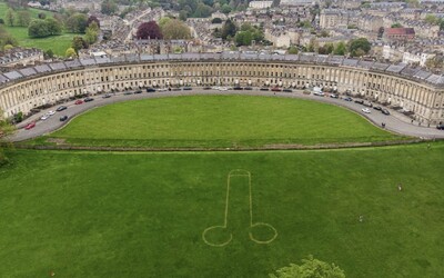 Foto: Na slavném dokonalém trávníku se objevil obří penis, míří na korunovační večírek Karla III.
