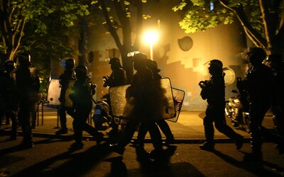 Foto: Násilné protesty ve Francii pokračují. Bylo zatčeno 471 lidí, hvězdný fotbalista chce situaci uklidnit 