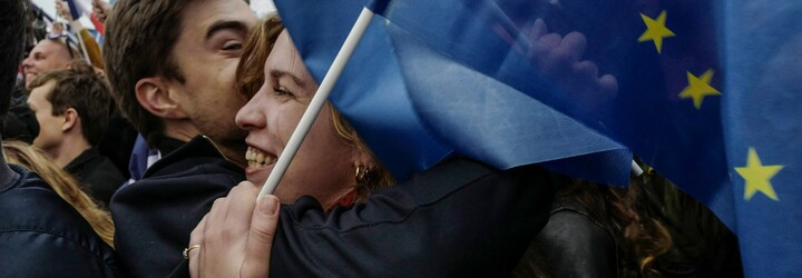 Fotogalerie: Francouzské volby ve fotografii. Znovuzvolení Macrona provázely oslavy i protesty