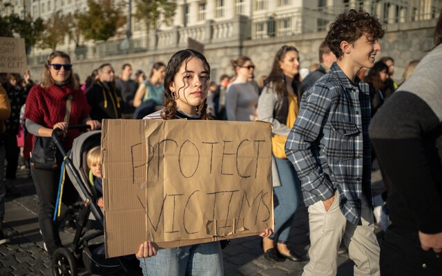 Fotoreportáž: „Justicí se necítím chráněna.“ Prahou prošel pochod proti bagatelizaci sexualizovaného a domácího násilí