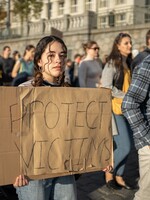 Fotoreportáž: „Justicí se necítím chráněna.“ Prahou prošel pochod proti bagatelizaci sexualizovaného a domácího násilí