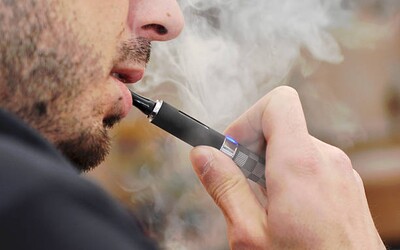 Francie chce zakázat ochucené jednorázové elektronické cigarety. Obává se o zdraví mladých lidí
