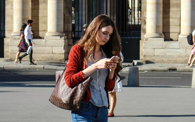 Francúzska obec zakázala ľuďom na verejnosti používať smartfóny. Starosta im za to sľúbil odmenu