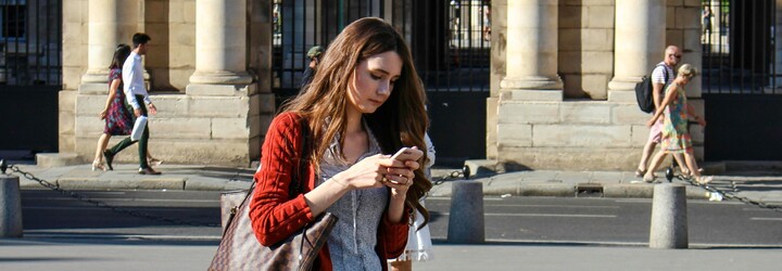 Francúzska obec zakázala ľuďom na verejnosti používať smartfóny. Starosta im za to sľúbil odmenu