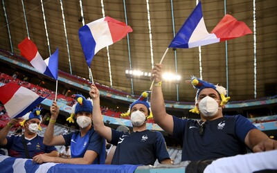 Francúzski fanúšikovia si pomýlili Budapešť a Bukurešť, zápas svojho národného tímu museli napokon sledovať v telke