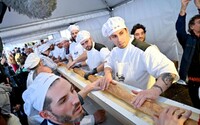 Francúzski pekári prekonali svetový rekord. Upiekli bagetu dlhú vyše 140 metrov