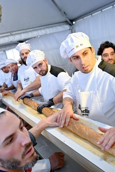 Francúzski pekári prekonali svetový rekord. Upiekli bagetu dlhú vyše 140 metrov