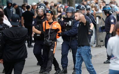 Francúzsko na výročie revolúcie nasadí do ulíc až 130-tisíc policajtov. Vláda má obavy, zavádza mnohé opatrenia