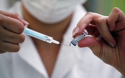 Francie zavádí povinné očkování ve zdravotnických zařízeních, přitvrzuje v boji proti pandemii