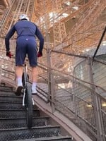 Francúzsky tiktoker prepísal dejiny: Na bicykli zdolal 686 schodov Eiffelovej veže