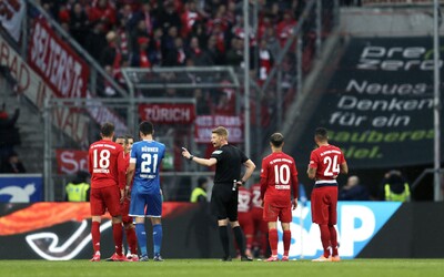 Fraška, hráči Bayernu a Hoffenheimu len kráčali po ihrisku a nemali brankárov, rozprávali sa medzi sebou. Dôvodom boli fanúšikovia