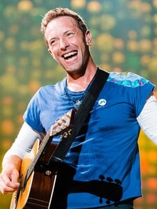 Frontman Coldplayu našiel novú lásku. Po rozchode údajne randí so známou herečkou, jej srdce kedysi patrilo inému spevákovi