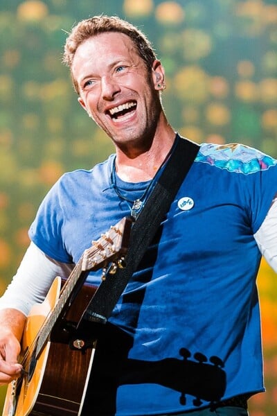 Frontman Coldplayu našiel novú lásku. Po rozchode údajne randí so známou herečkou, jej srdce kedysi patrilo inému spevákovi