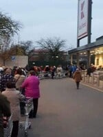 Fronty před obchody: Lidé se bojí, že na ně nevyjdou košíky