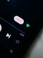 Funkcia shuffle play na Spotify nefunguje tak, ako má. Používatelia sa sťažujú, že hrá tie isté pesničky dokola